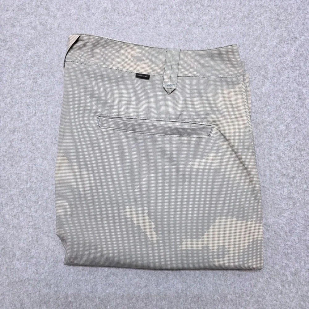 Oakley Golf Shorts Mens Size 40 Grey Digital Camo Flat Front Performance Casual - Picture 1 of 14